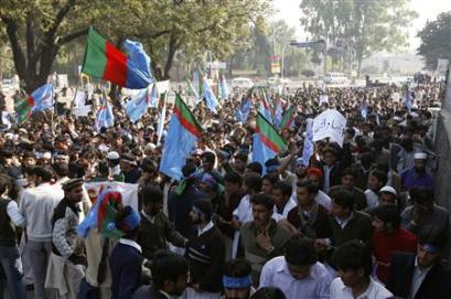 Students of the Pakistani Islamist party Jammat-e-Islami take ...